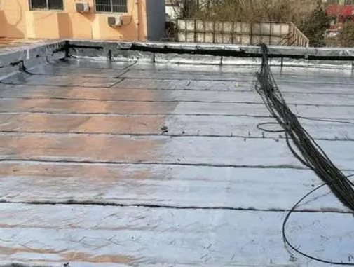 周宁卫生间漏水维修公司分享下周宁屋面楼顶防水刚性防水层施工要点。